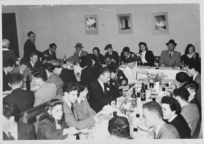 1938年-1947年间，中国上海，犹太难民举行逾越节社团宴会.jpg