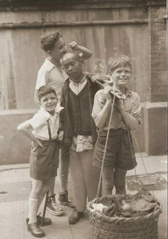 三个犹太儿童与上海街头的荷担小贩，1946年，艾立克摄.jpg