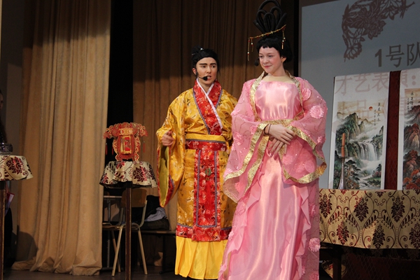 圣彼得堡中学生进行才艺表演.JPG
