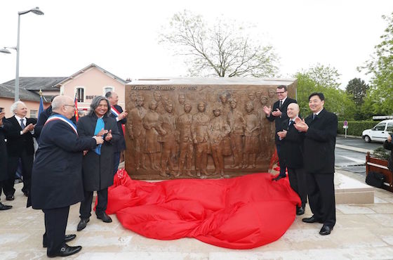 《百年丰碑》在法国蒙达尔纪邓小平广场隆重揭幕.jpg